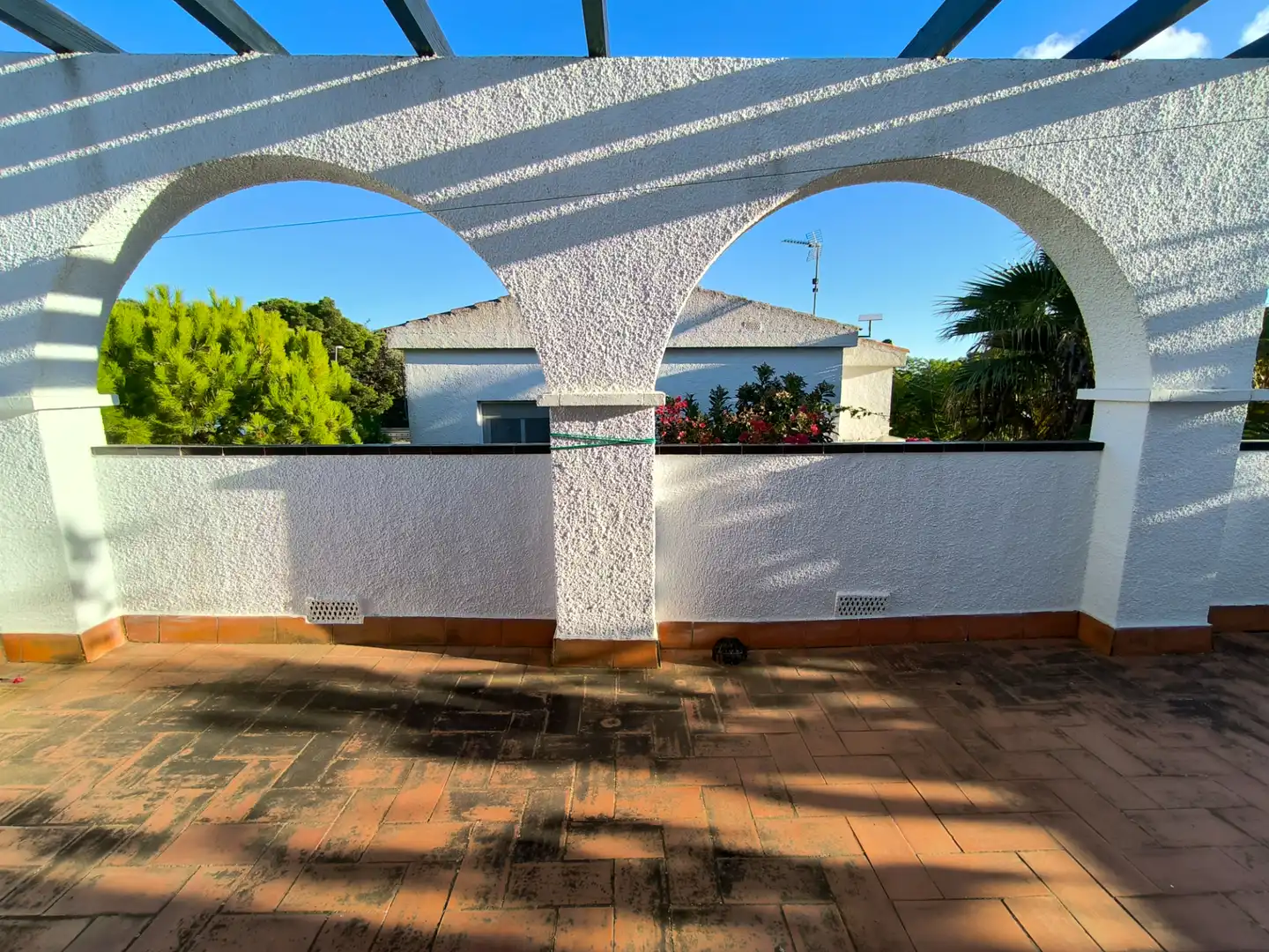 Vista exterior de Casa adosada en venda en Alcanar amb Jardí privat i Terrassa