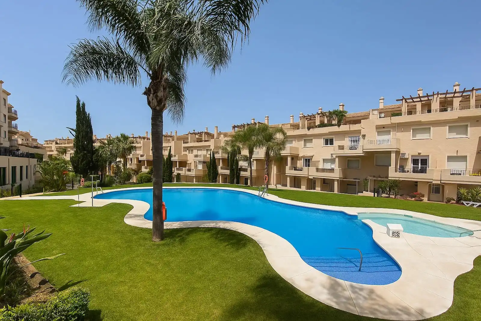 Home with pool for sale in La Duquesa, imagen 2