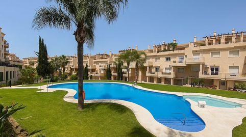 Este es un precioso apartamento en planta baja de 2 dormitorios y 2 baños, con hermosas vistas al campo de golf de La Duquesa, sit, Bild 2