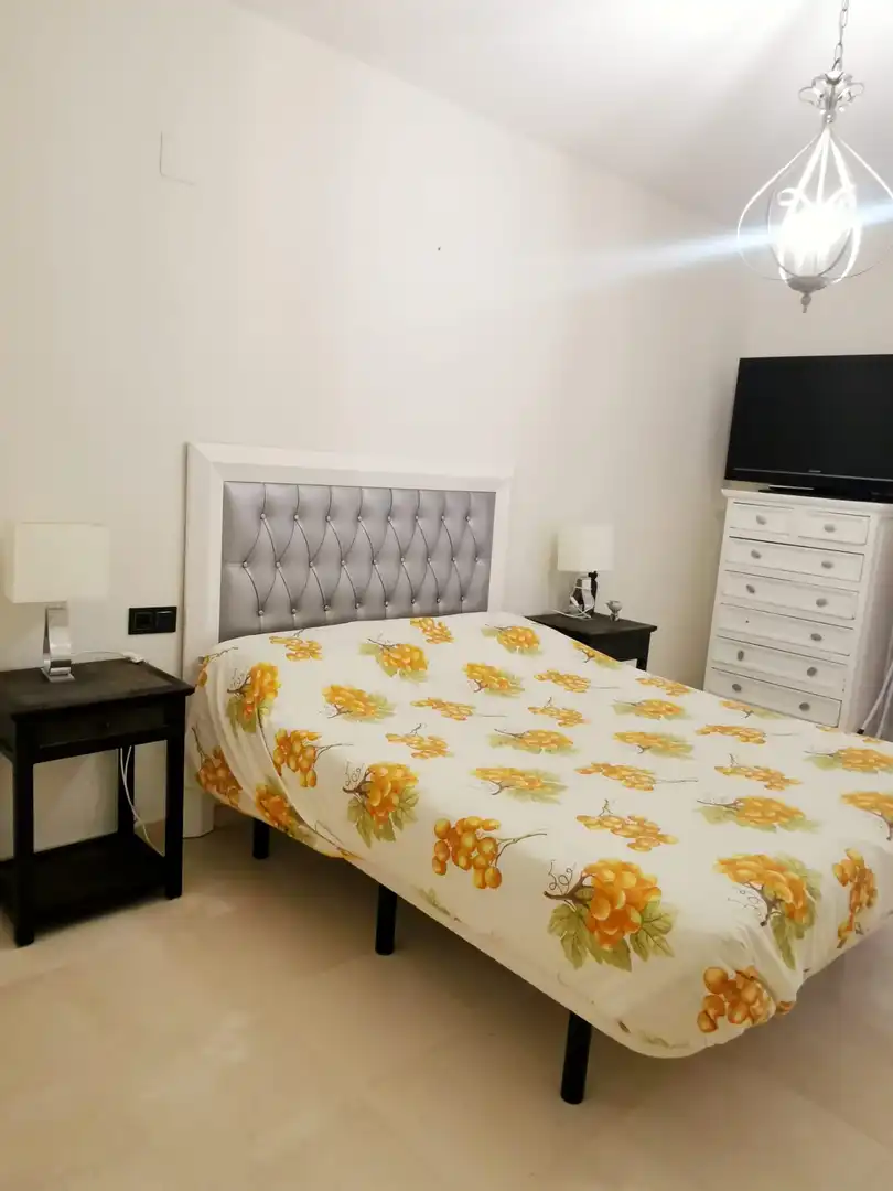 Habitación de Piso de alquiler en Marbella con Aire acondicionado, Terraza y Amueblado