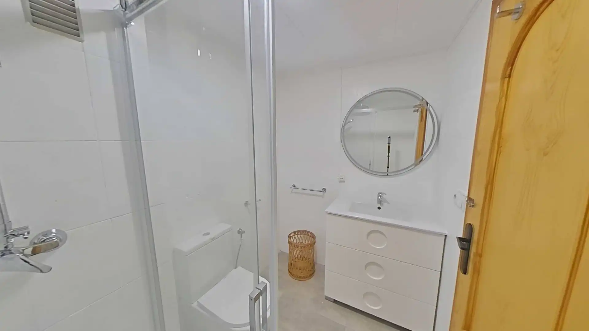 Bany de Apartament en venda en Torrevieja amb Aire condicionat, Calefacció i Terrassa