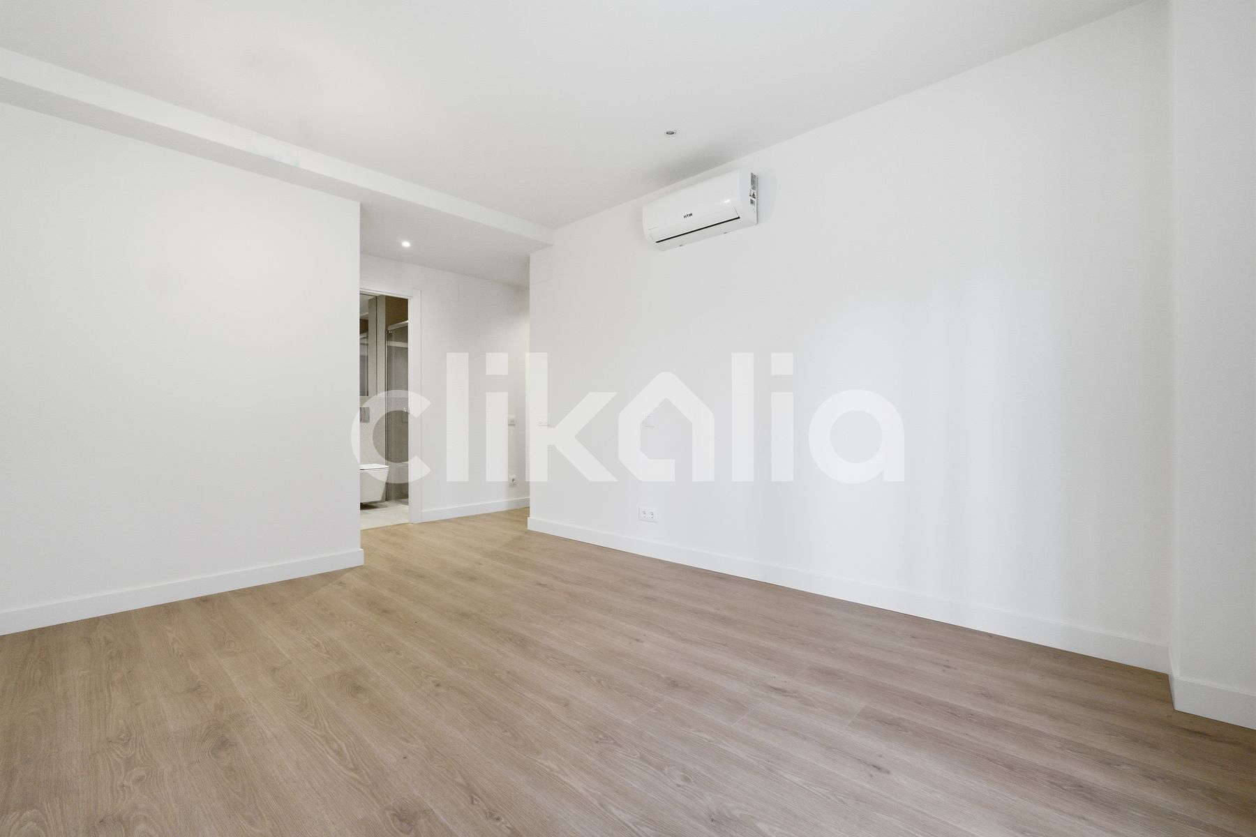 Bedroom of Flat for sale in  Madrid Capital  with Air Conditioner, Heating and Terrace