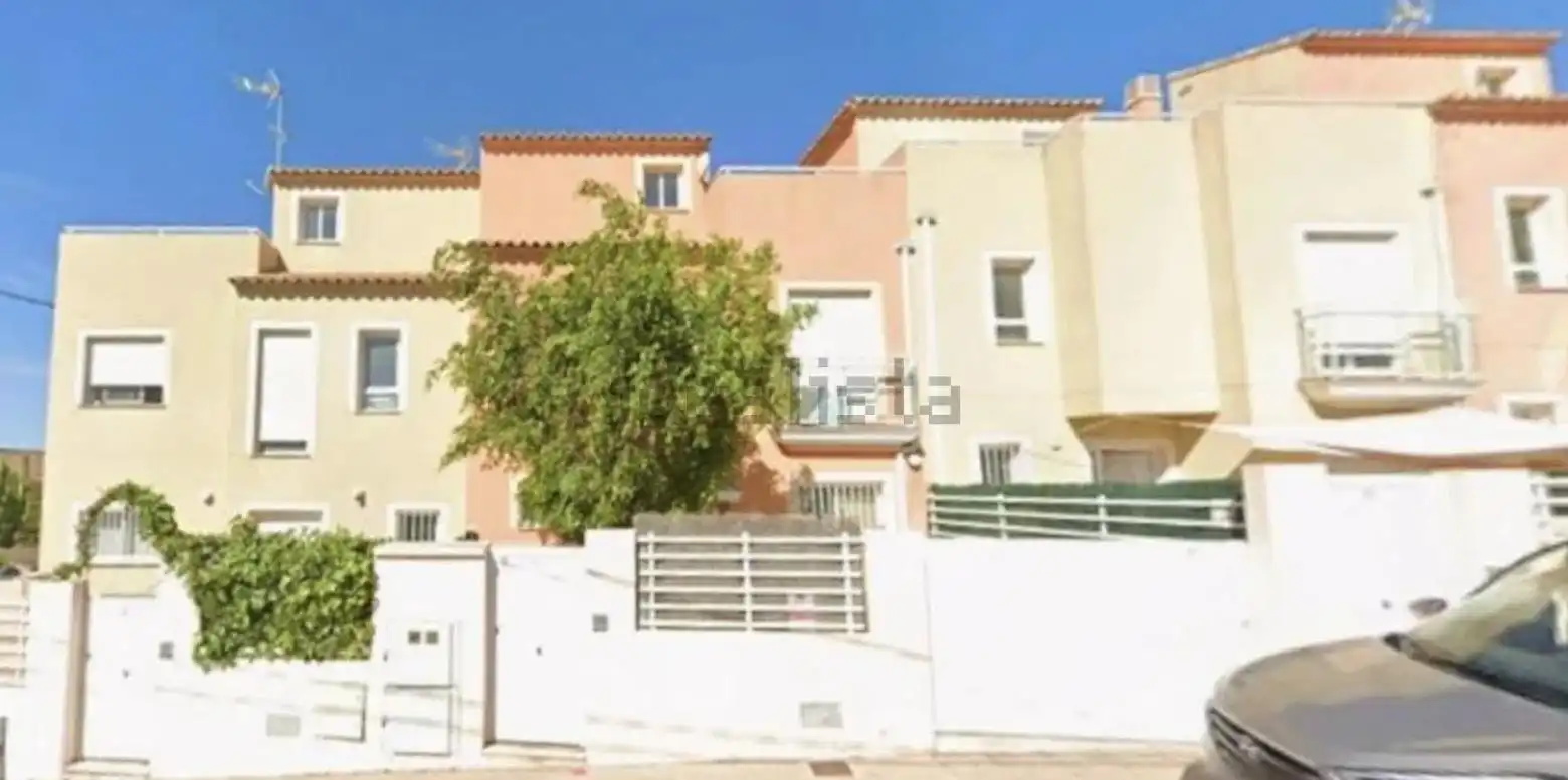 Vista exterior de Casa adosada en venda en L'Alfàs del Pi amb Jardí privat