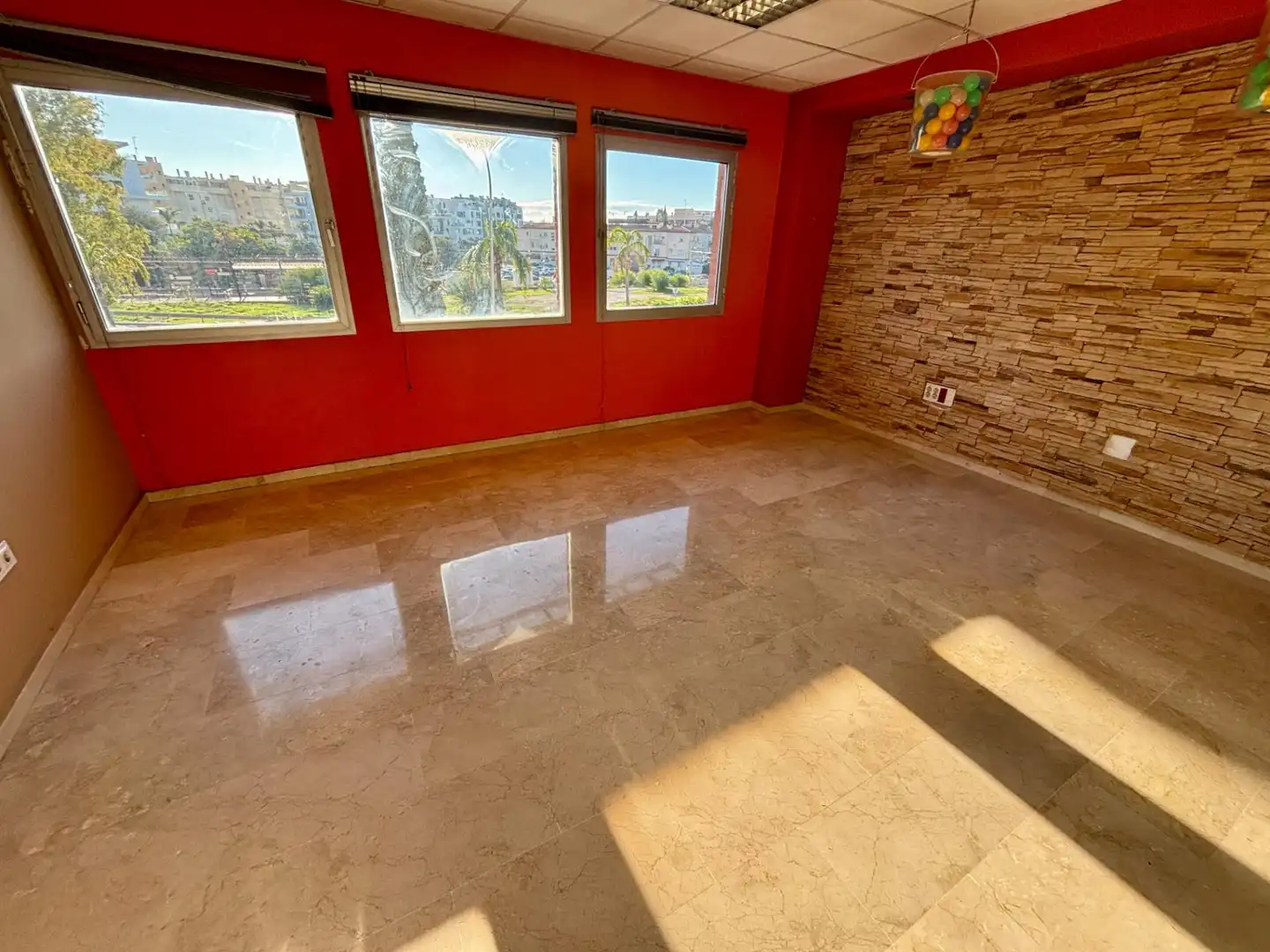 Sala d'estar de Local de lloguer en Torremolinos amb Aire condicionat