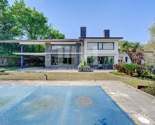 Vista exterior de Casa o xalet en venda en Irun  amb Calefacció, Jardí privat i Terrassa