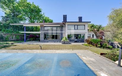 Vista exterior de Casa o xalet en venda en Irun  amb Calefacció, Jardí privat i Terrassa