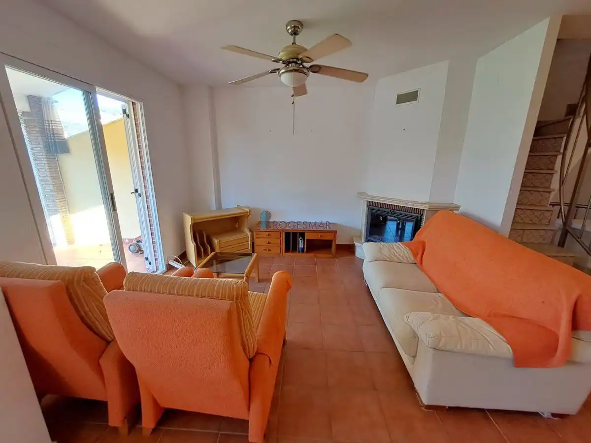 Wohnzimmer von Einfamilien-Reihenhaus zum Verkauf in Benicasim / Benicàssim mit Privatgarten, Terrasse und Balkon