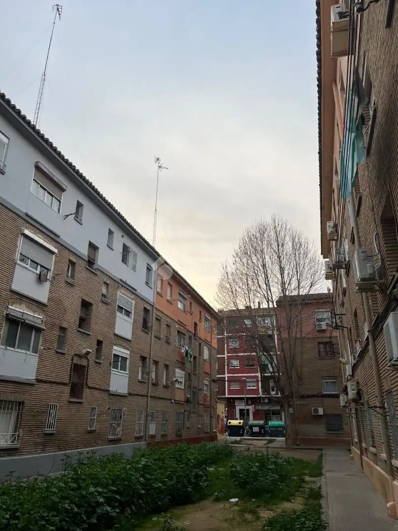 Vista exterior de Pis en venda en Zaragoza amb Calefacció i Alarma
