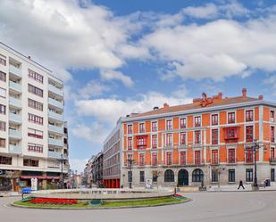 Vista exterior de Pis en venda en Oviedo  amb Calefacció, Traster i Balcó