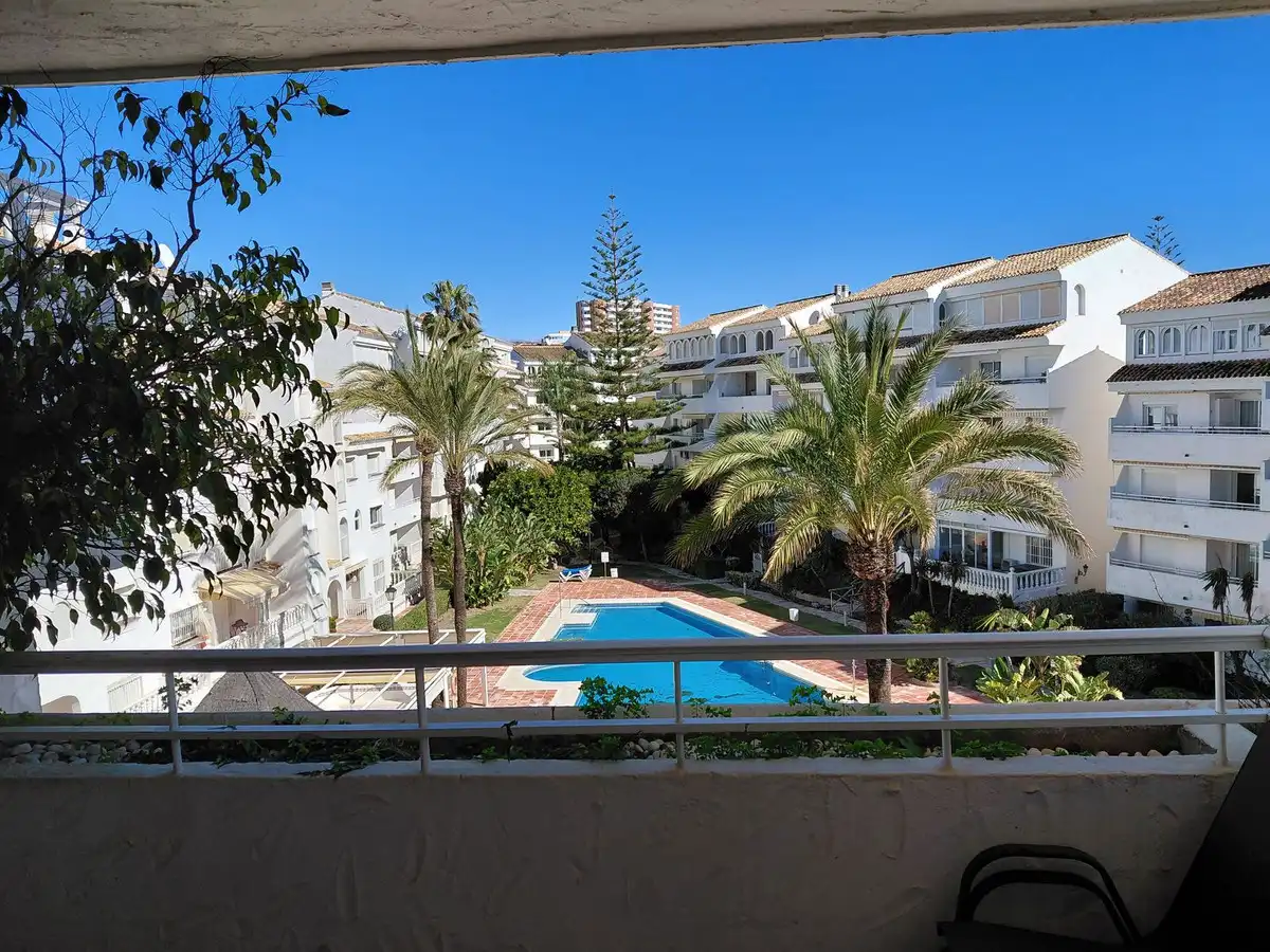 Vista exterior de Ático en venta en Marbella con Terraza, Trastero y Piscina