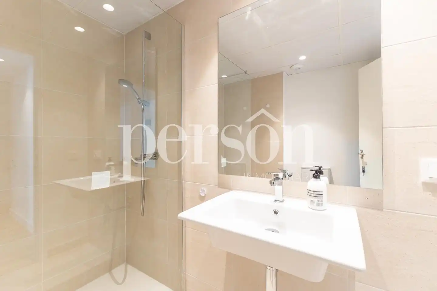 Bathroom of Flat for rent in Valencia  with Air Conditioner, Heating and Parquet flooring
