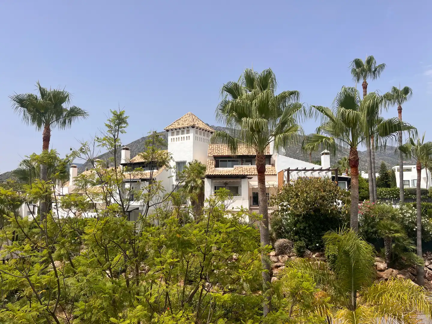 Vista exterior de Casa adosada en venda en Marbella amb Jardí privat, Terrassa i Moblat