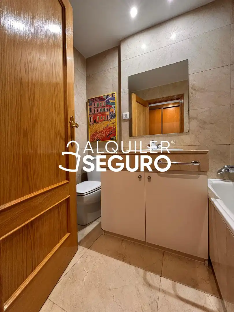 Baño de Piso de alquiler en Madrid con Aire acondicionado y Calefacción