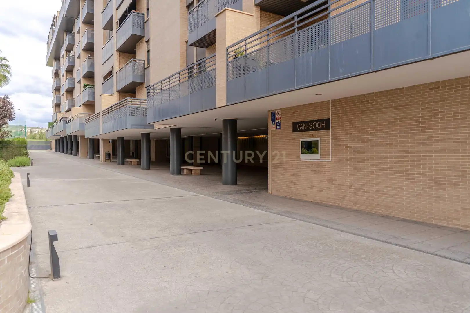 Vista exterior de Piso en venta en Granada con Jardín privado, Trastero y Piscina comunitaria
