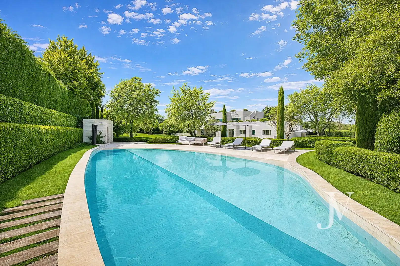 Swimming pool of Houses for sale in Pozuelo de Alarcón  with Air Conditioner, Heating and Private garden