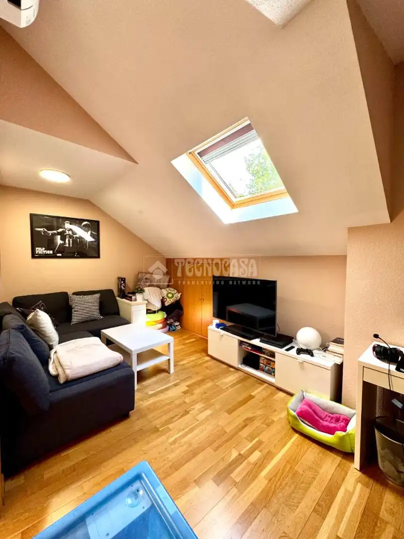 Wohnzimmer von Einfamilien-Reihenhaus zum Verkauf in Alcalá de Henares mit Klimaanlage, Heizung und Gemeinschaftspool