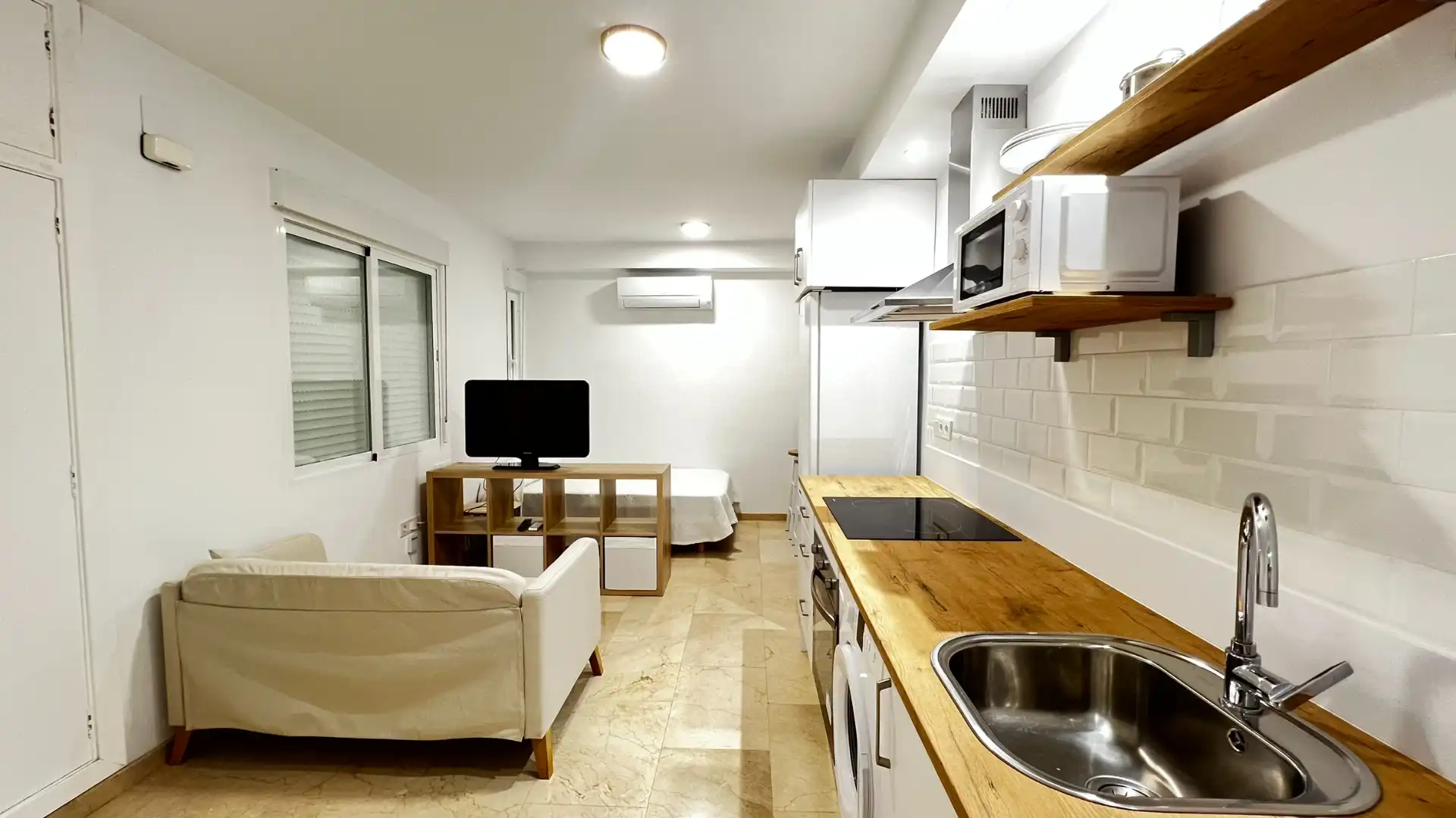 Study for rent in Calle Villa de Rota, Ciudad Jardín - Zoco