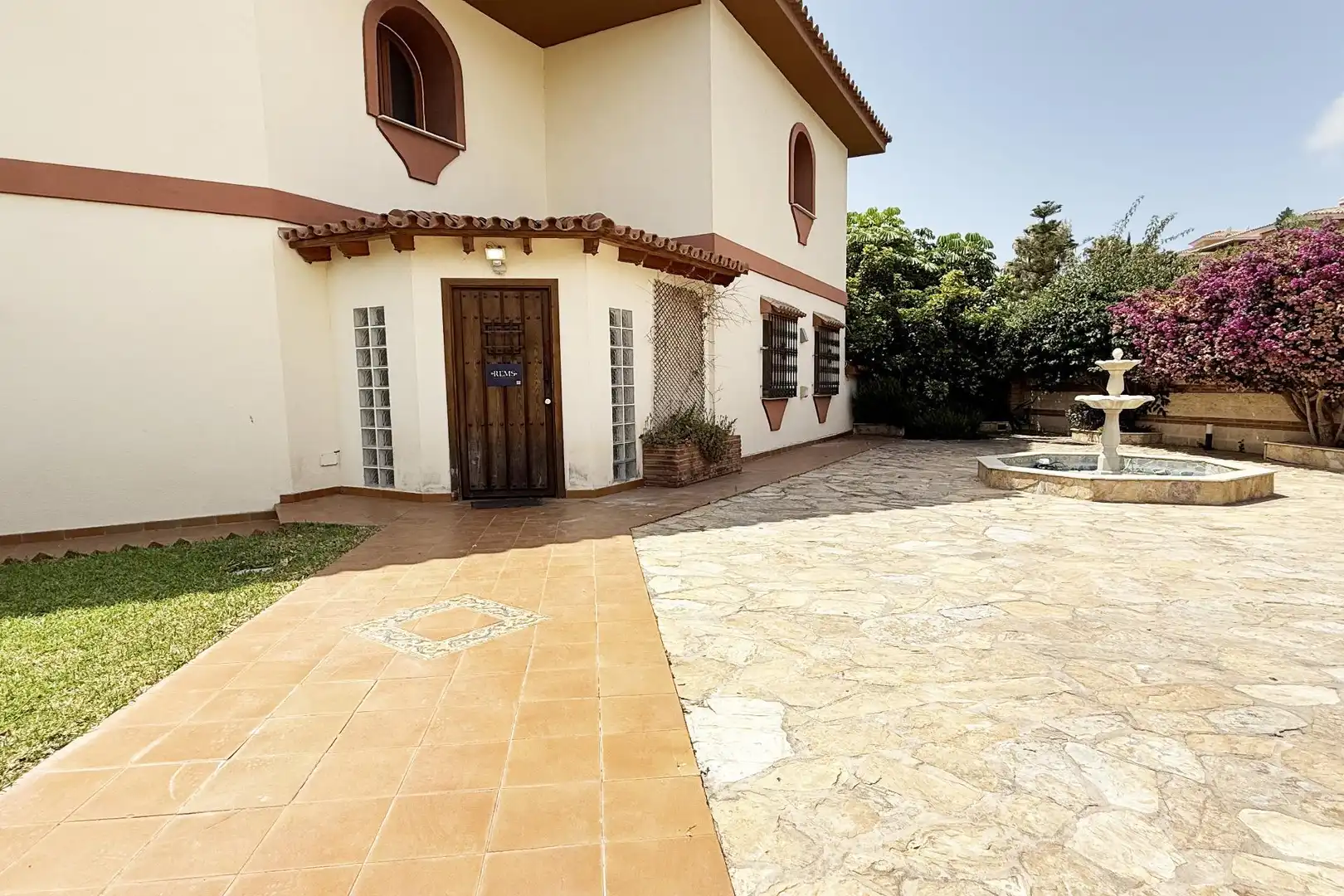 Vista exterior de Casa o xalet en venda en Benalmádena amb Aire condicionat, Calefacció i Jardí privat