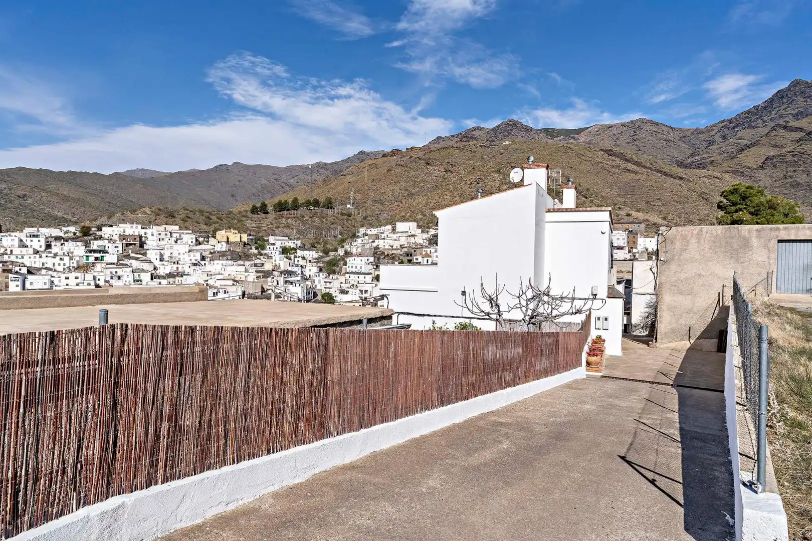 Vista exterior de Àtic en venda en Velefique amb Aire condicionat, Calefacció i Jardí privat