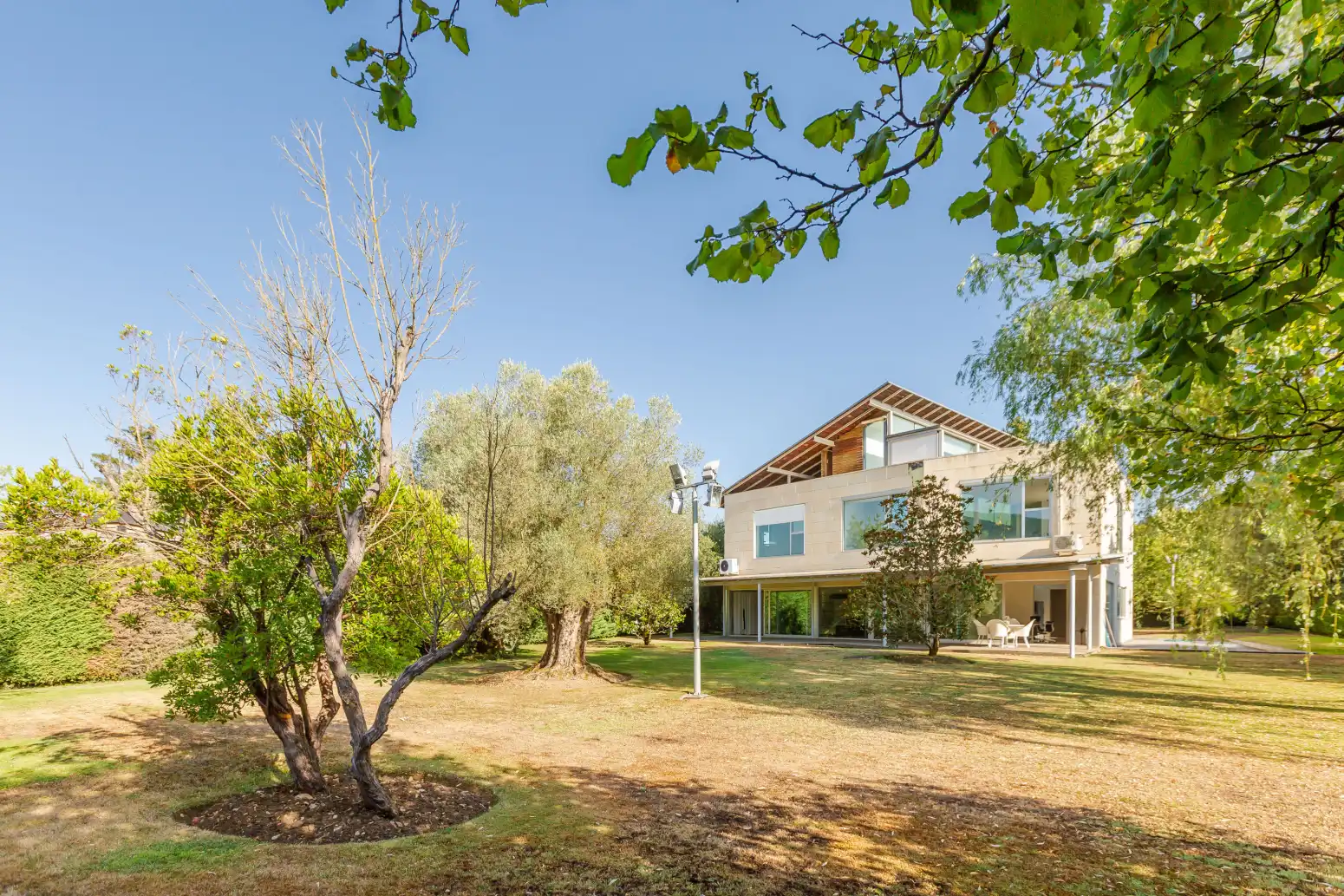 Außenansicht von Haus oder Chalet zur Miete in Valle de Egüés / Eguesibar mit Klimaanlage, Heizung und Privatgarten