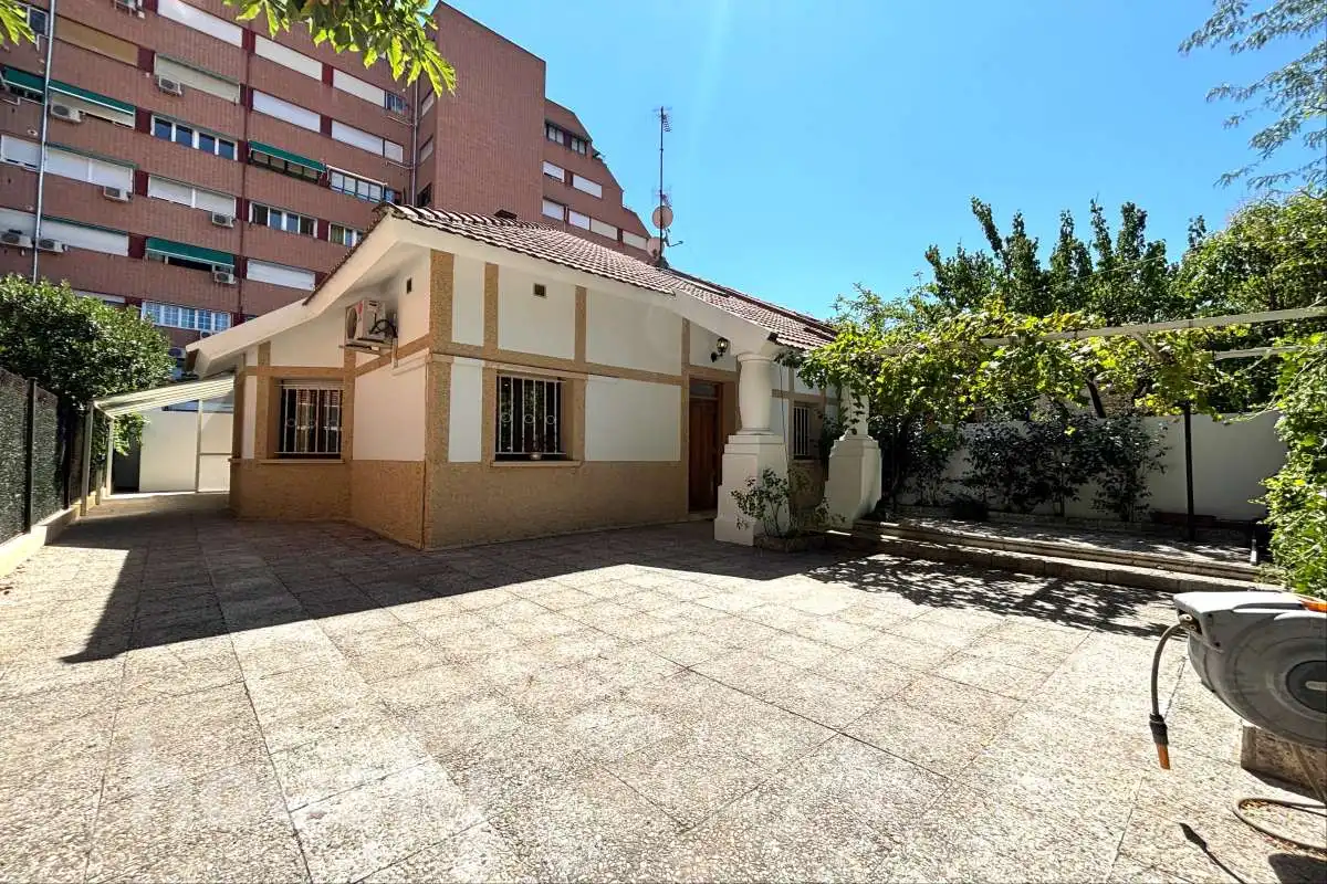 Vista exterior de Casa o chalet de alquiler en Madrid con Aire acondicionado, Calefacción y Jardín privado