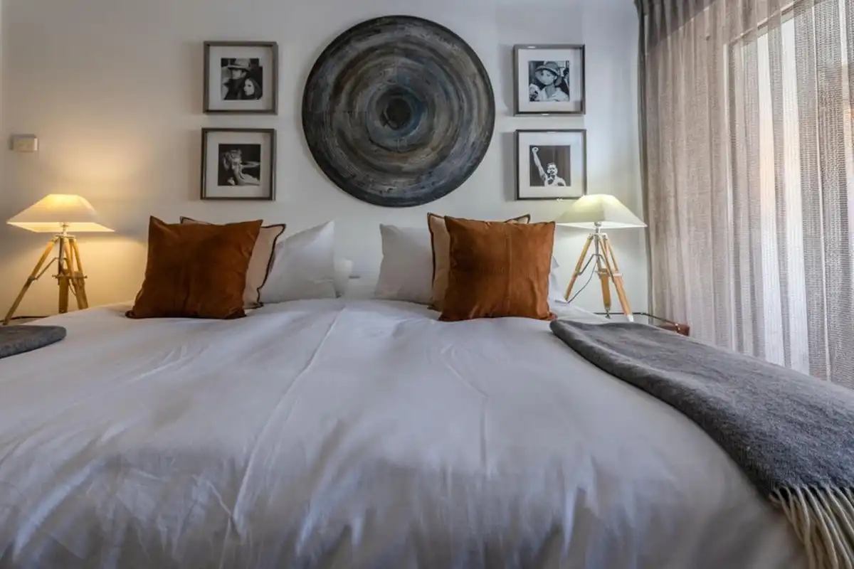 Schlafzimmer von Erdgeschoss zum Verkauf in Marbella mit Klimaanlage, Privatgarten und Terrasse