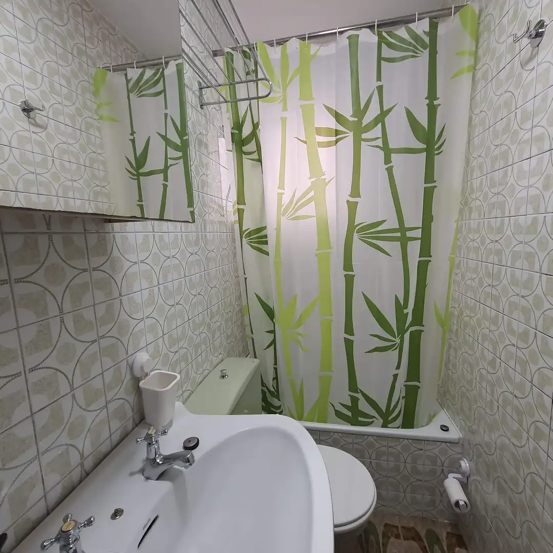 Baño de Casa adosada de alquiler en Carballo con Calefacción, Trastero y Amueblado