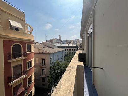 Außenansicht von Wohnung zum verkauf in  Valencia Capital mit Balkon