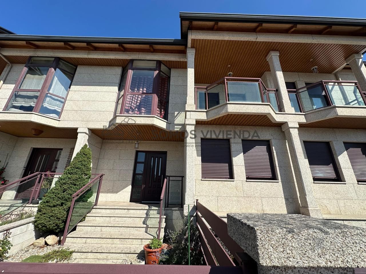 Vista exterior de Casa adosada en venda en San Cibrao das Viñas amb Calefacció, Jardí privat i Terrassa