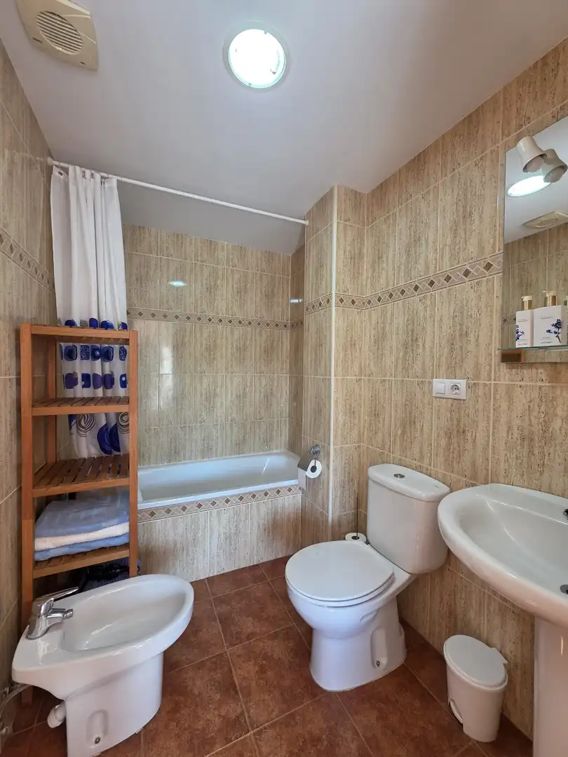 Badezimmer von Wohnungen zum Verkauf in La Línea de la Concepción mit Klimaanlage, Terrasse und Schwimmbad