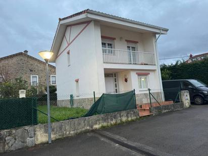 Vista exterior de Casa o xalet en venda en Penagos amb Terrassa