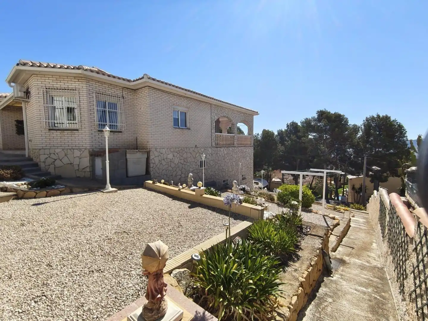 Vista exterior de Casa o xalet en venda en La Nucia amb Aire condicionat, Jardí privat i Terrassa