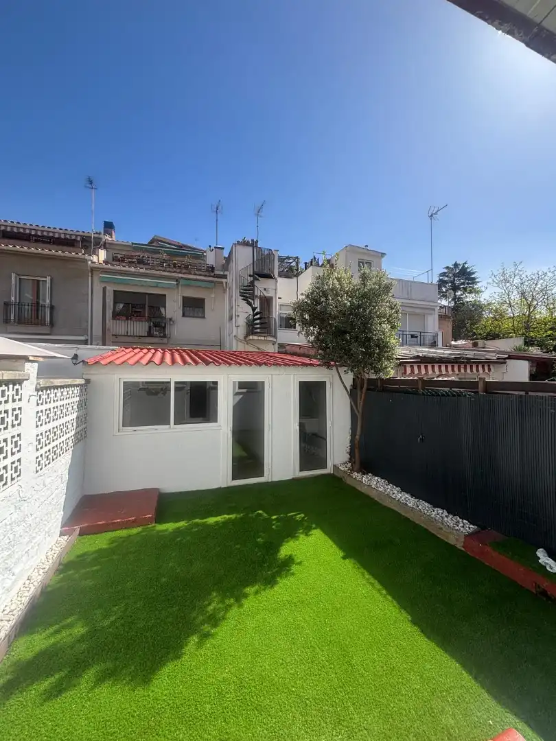 Vista exterior de Casa o chalet en venta en El Masnou con Jardín privado, Parquet y Alarma