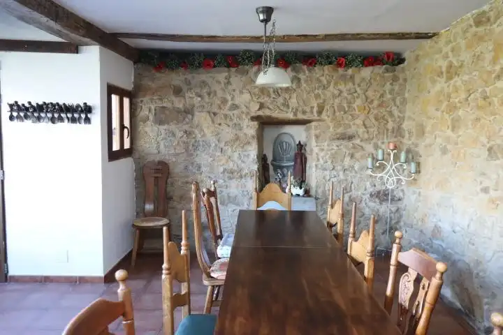 Menjador de Finca rústica en venda en Quirós amb Calefacció, Jardí privat i Terrassa