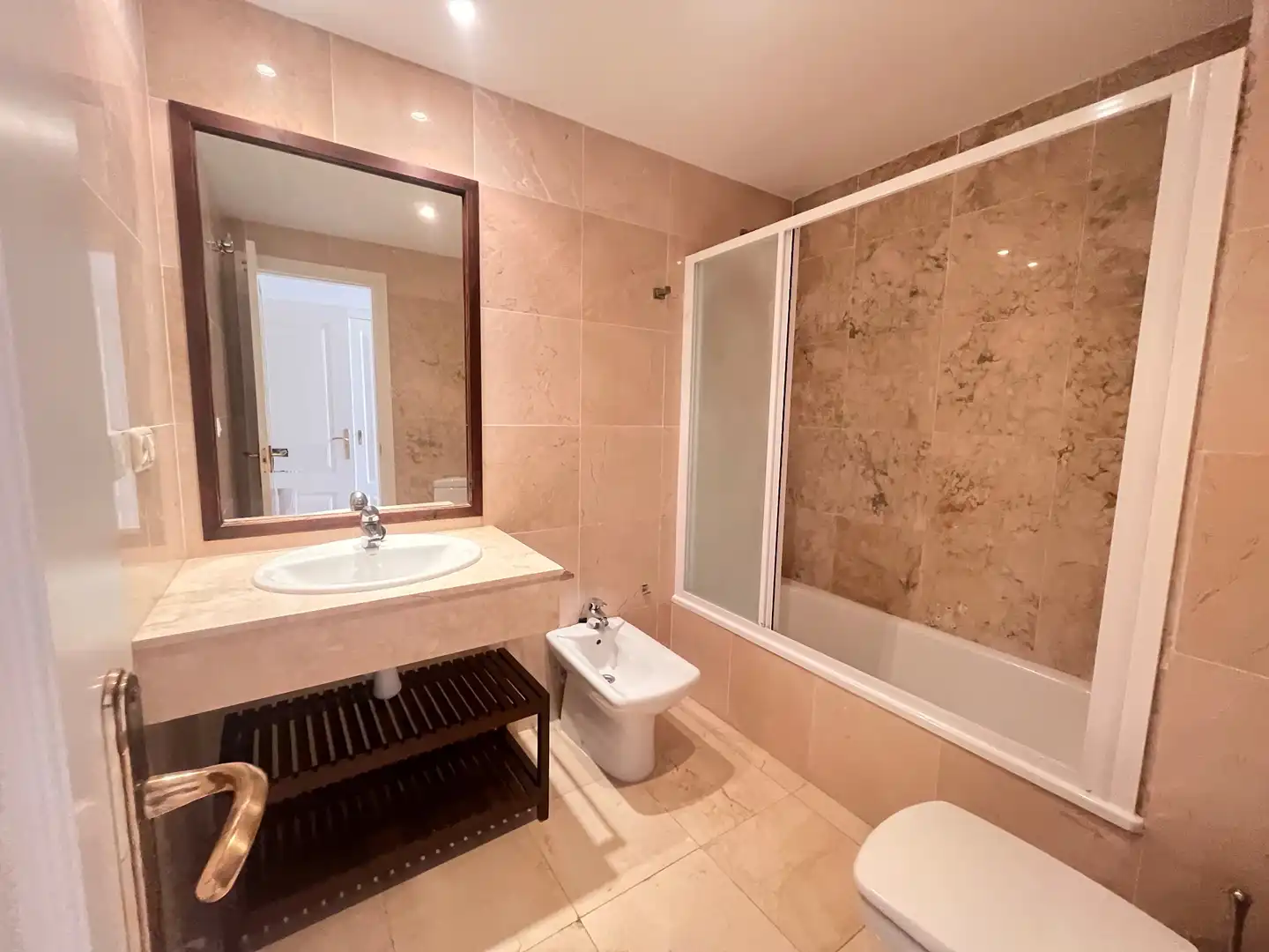 Badezimmer von Dachboden zur Miete in Marbella mit Klimaanlage, Terrasse und Abstellraum