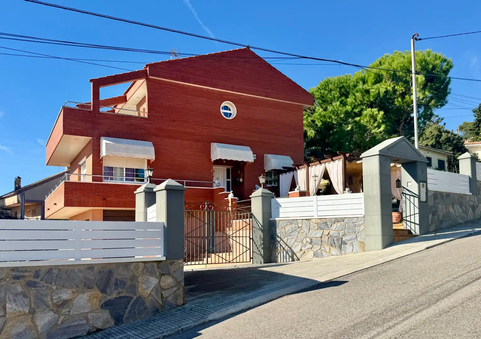 Vista exterior de Casa o chalet en venta en Vallirana con Jardín privado, Terraza y Horno