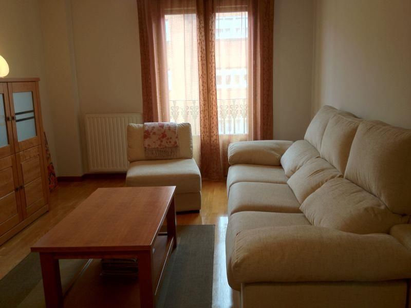 Wohnzimmer von Wohnung zur Miete in Avilés mit Heizung, Parkett und Terrasse