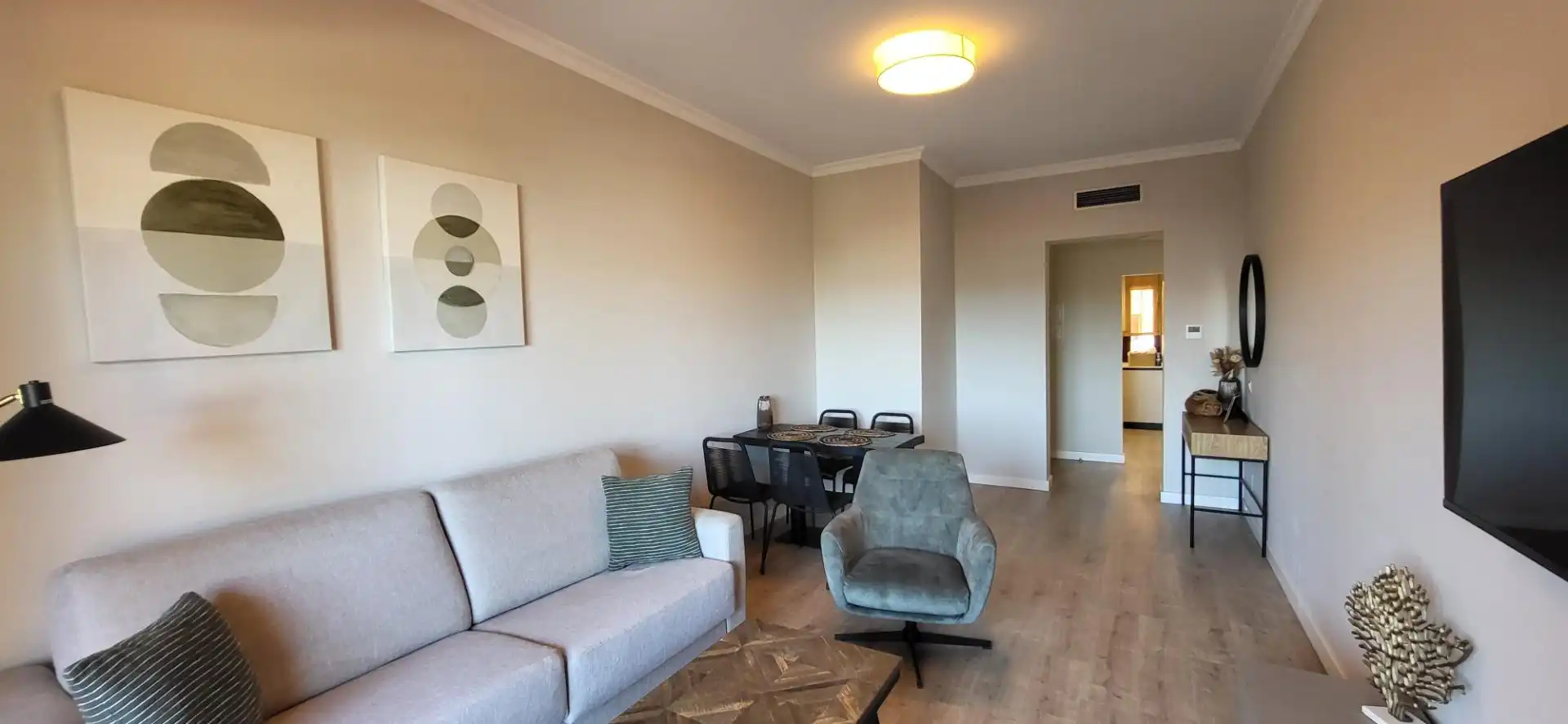Sala d'estar de Apartament en venda en Benahavís amb Aire condicionat, Calefacció i Jardí privat