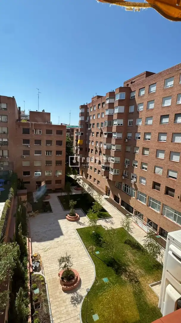Außenansicht von Wohnung zur Miete in Madrid mit Klimaanlage, Heizung und Parkett