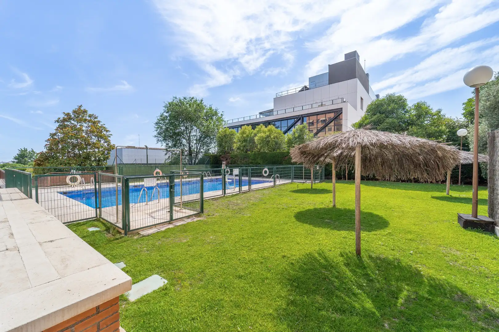 Swimming pool of Flat for sale in Madrid  with Air Conditioner, Heating and Storage room