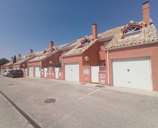 Vista exterior de Casa o xalet en venda en Aldeamayor de San Martín amb Terrassa