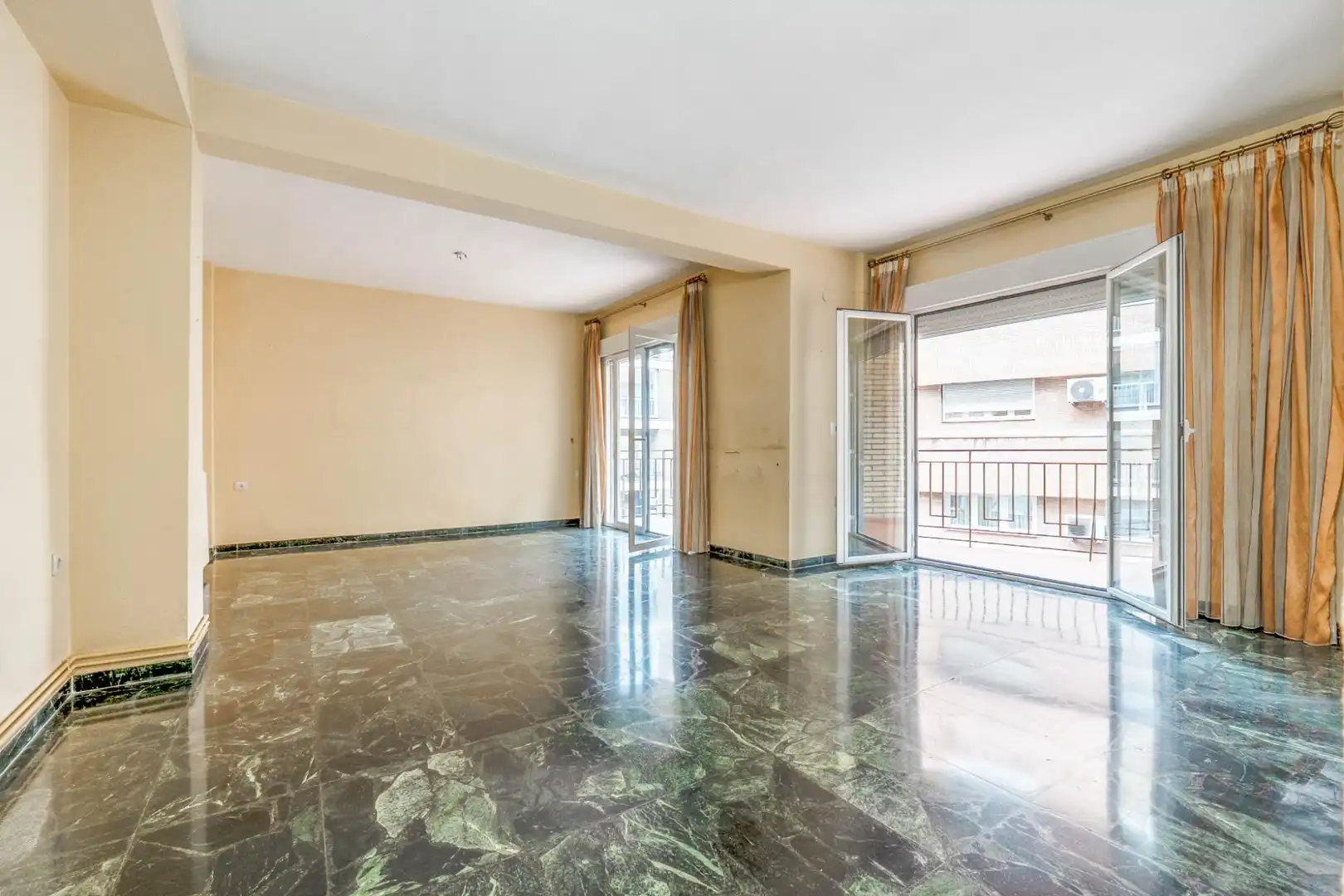 Wohnzimmer von Wohnung zum Verkauf in Granada mit Klimaanlage, Heizung und Terrasse