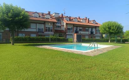 Piscina de Pis en venda en Castañeda amb Calefacció, Jardí privat i Parquet