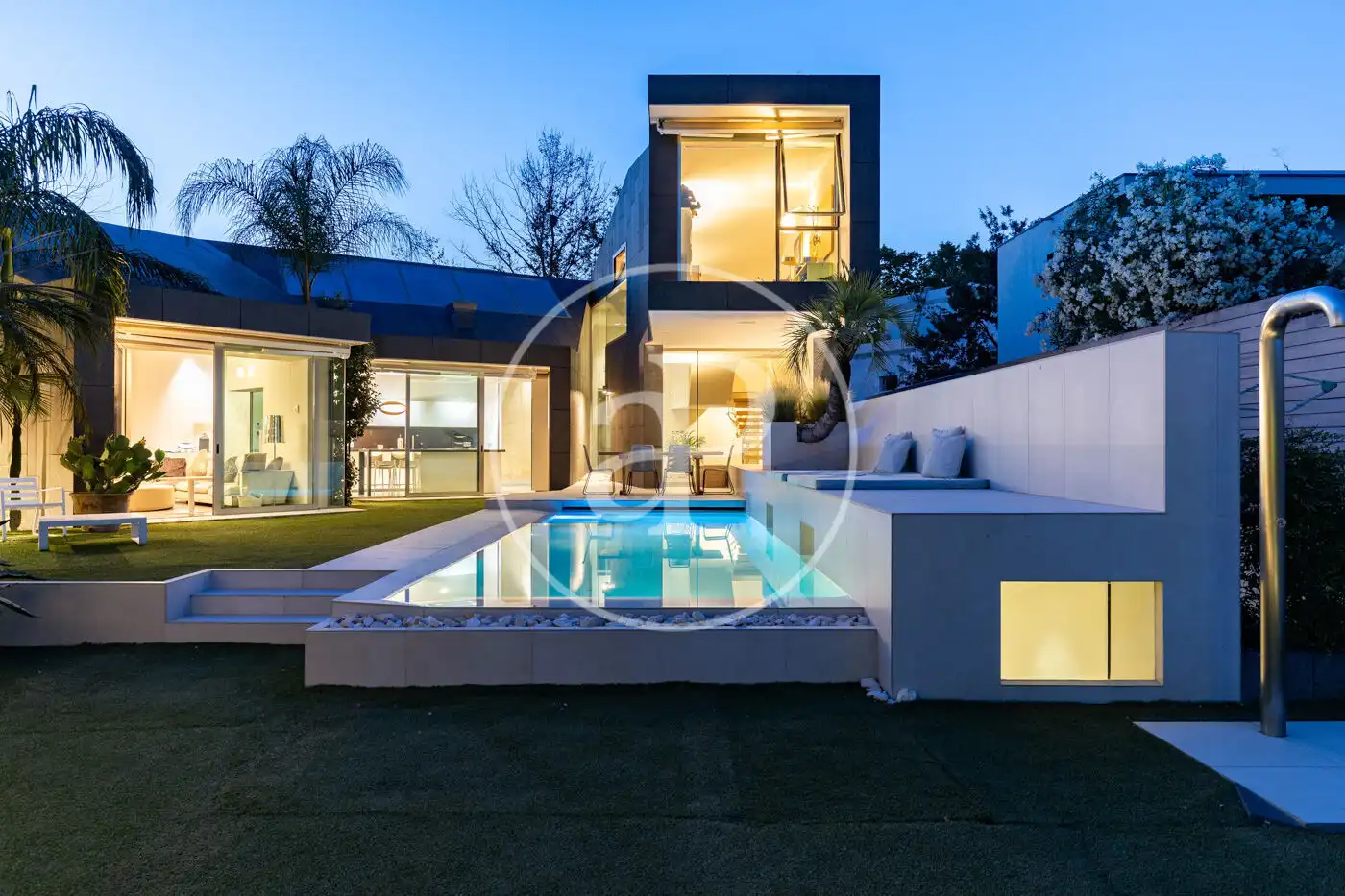 Vista exterior de Casa o xalet en venda en Sant Cugat del Vallès amb Aire condicionat, Calefacció i Jardí privat