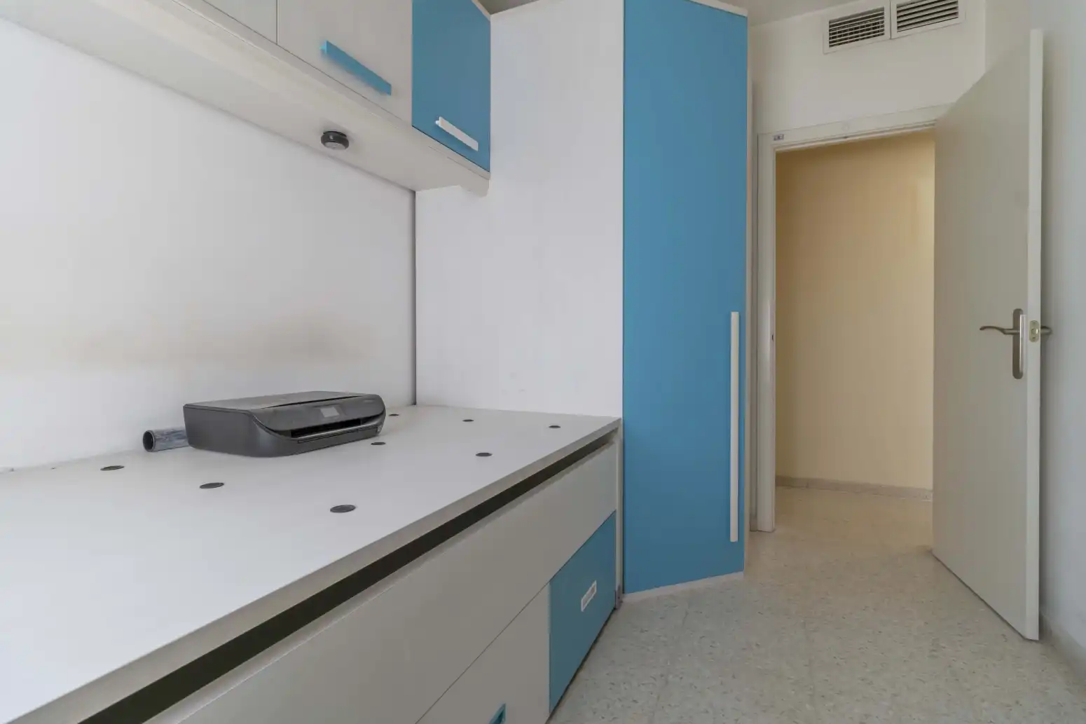 Kitchen of Flat for sale in Sevilla  with Air Conditioner and Storage room