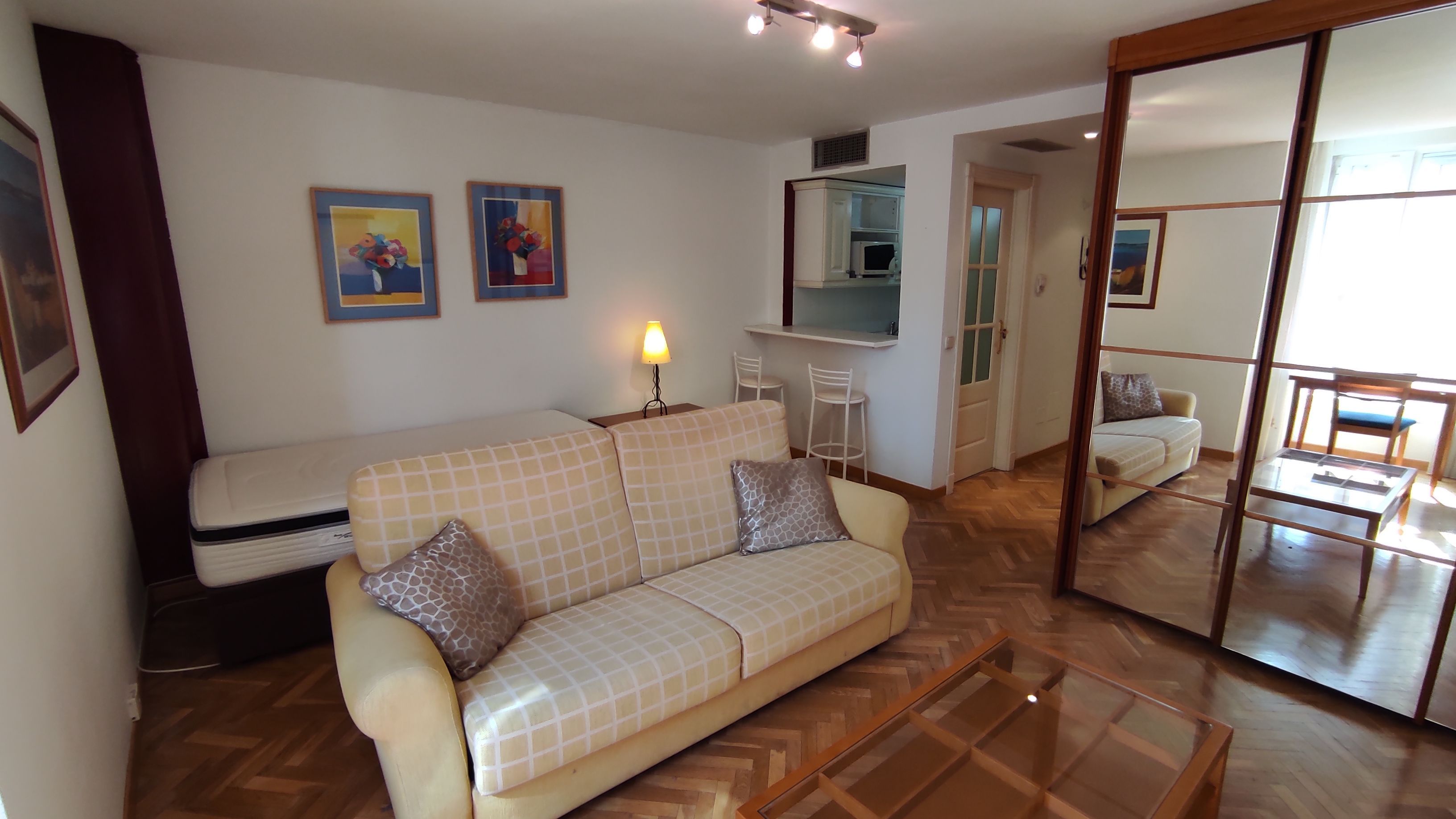 Sala de estar de Apartamento de alquiler en  Madrid Capital con Aire acondicionado, Parquet y Amueblado