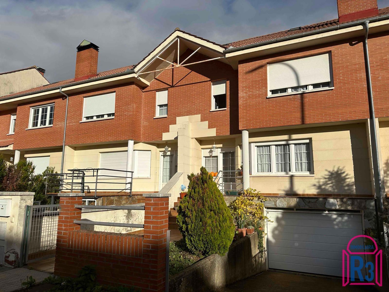 Exterior view of Single-family semi-detached for sale in Sariegos  with Heating, Private garden and Swimming Pool