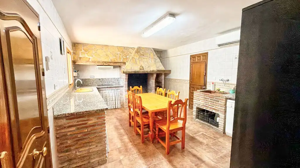 Cocina de Finca rústica en venta en Periana con Aire acondicionado, Jardín privado y Terraza