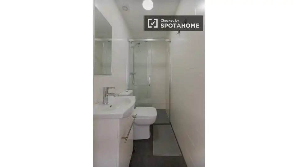 Bathroom of Flat for rent in Valencia  with Air Conditioner, Heating and Furnished