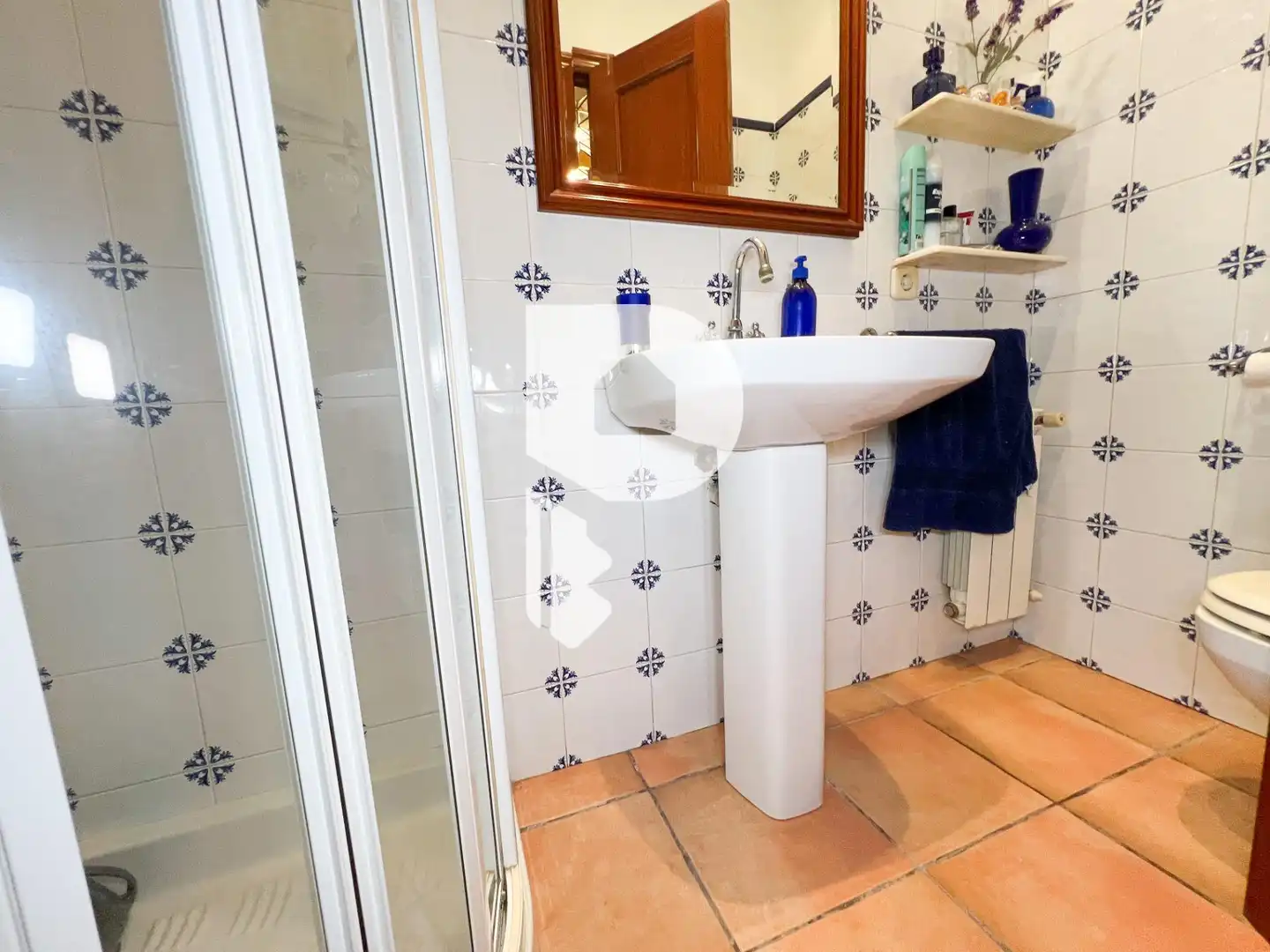 Bany de Casa o xalet en venda en Vallirana amb Calefacció, Jardí privat i Terrassa